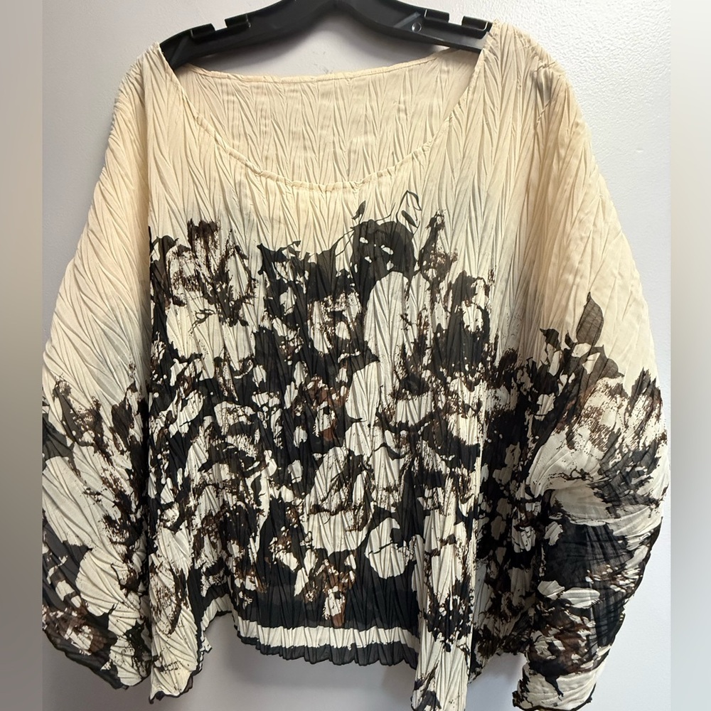 2/$29 on $29 Tops. EUC Cream/Black Floral Pleated Oversized Top Women’s  Sz OS